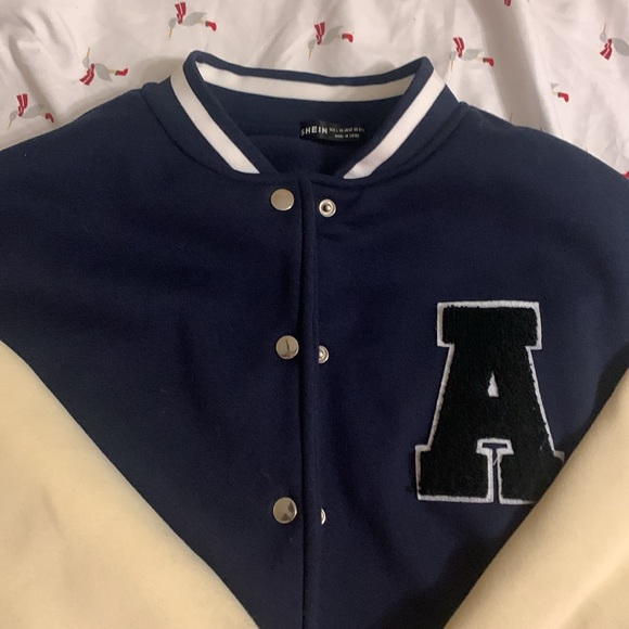 This is from shein it’s a nice quality jacket that will keep you warm - Picture 2 of 3